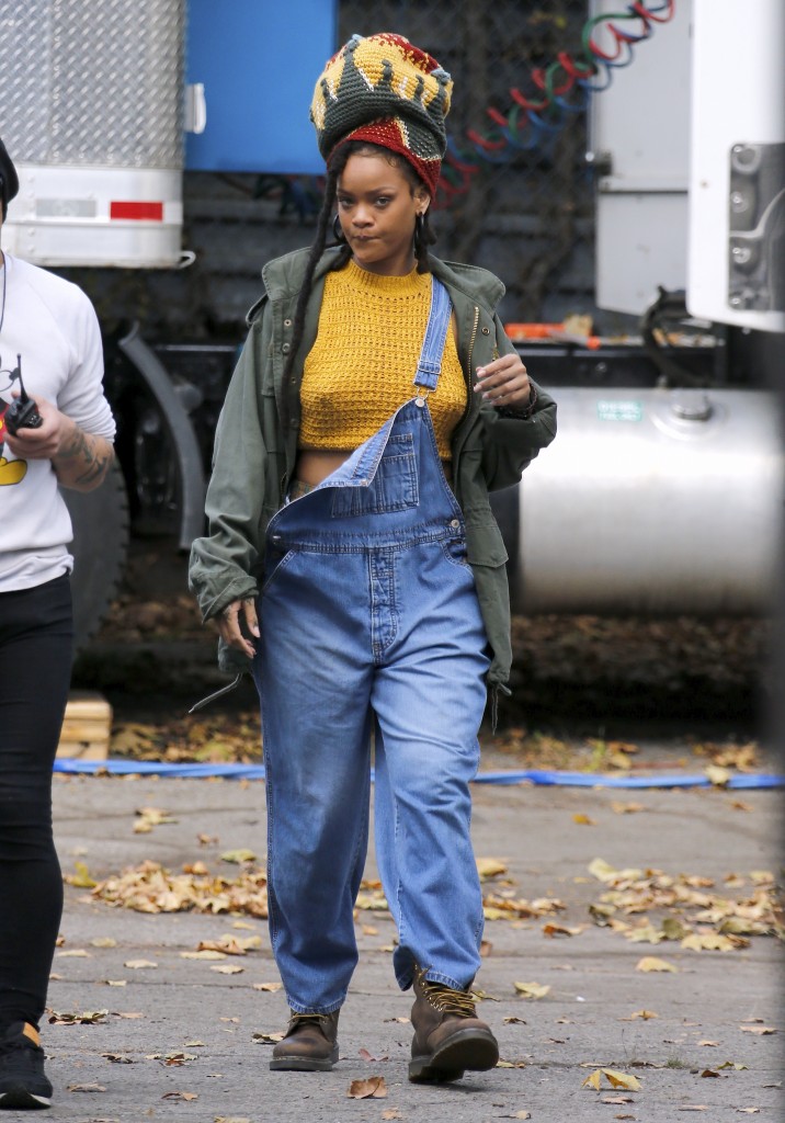 Rihanna Pokies 12