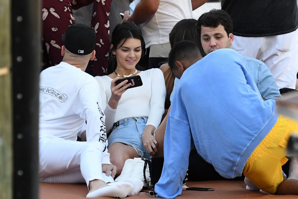 Kendall Jenner Braless 46