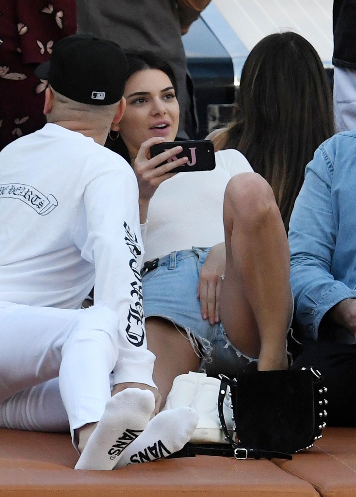 Kendall Jenner Braless 7