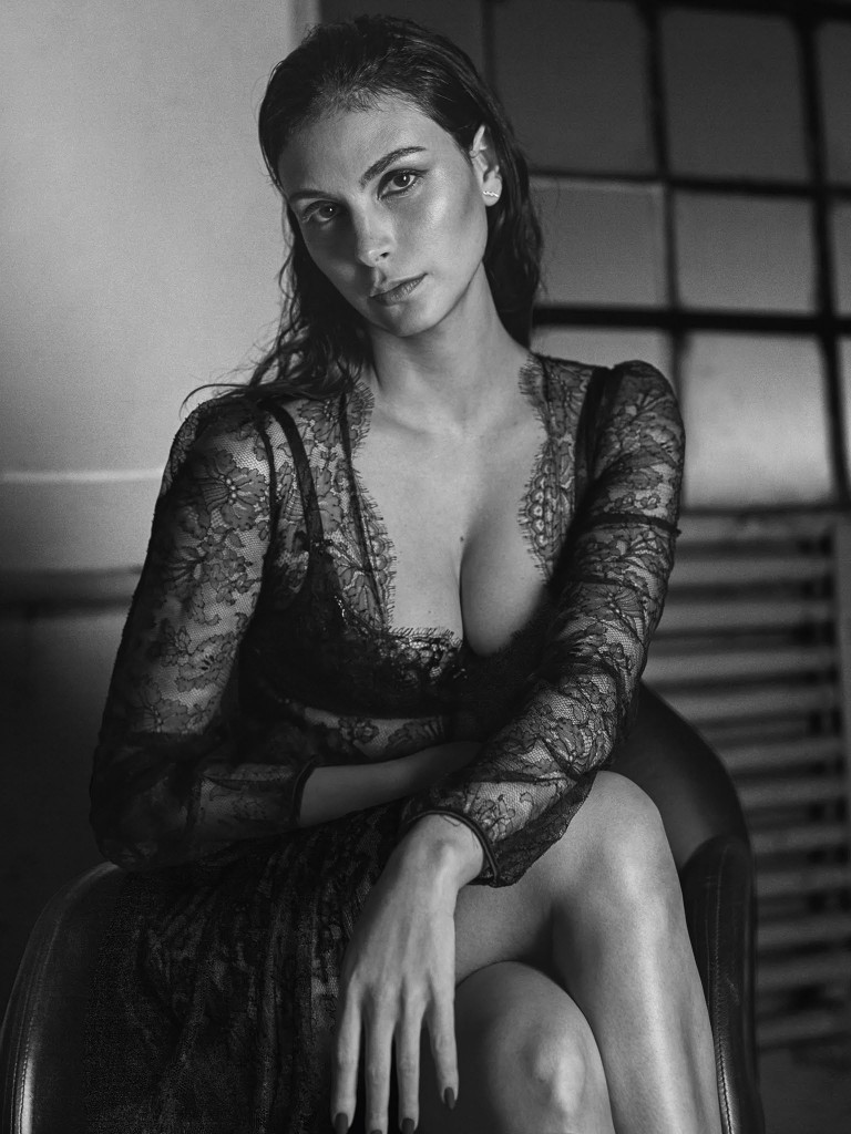 Morena Baccarin Sexy 5